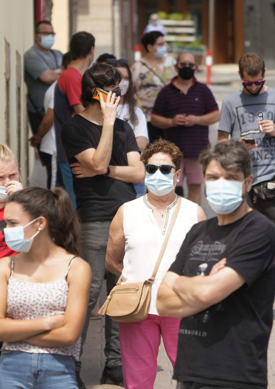 El foco de Ordizia suma un total de 48 contagios, más de la mitad residentes en el municipio, lo que ha llevado decretar el uso obligatorio de la mascarilla entre los vecinos de esta localidad guipuzcoana, también al aire libre, en vísperas de las elecciones del domingo, cuya seguridad está garantizada, según el Gobierno Vasco.