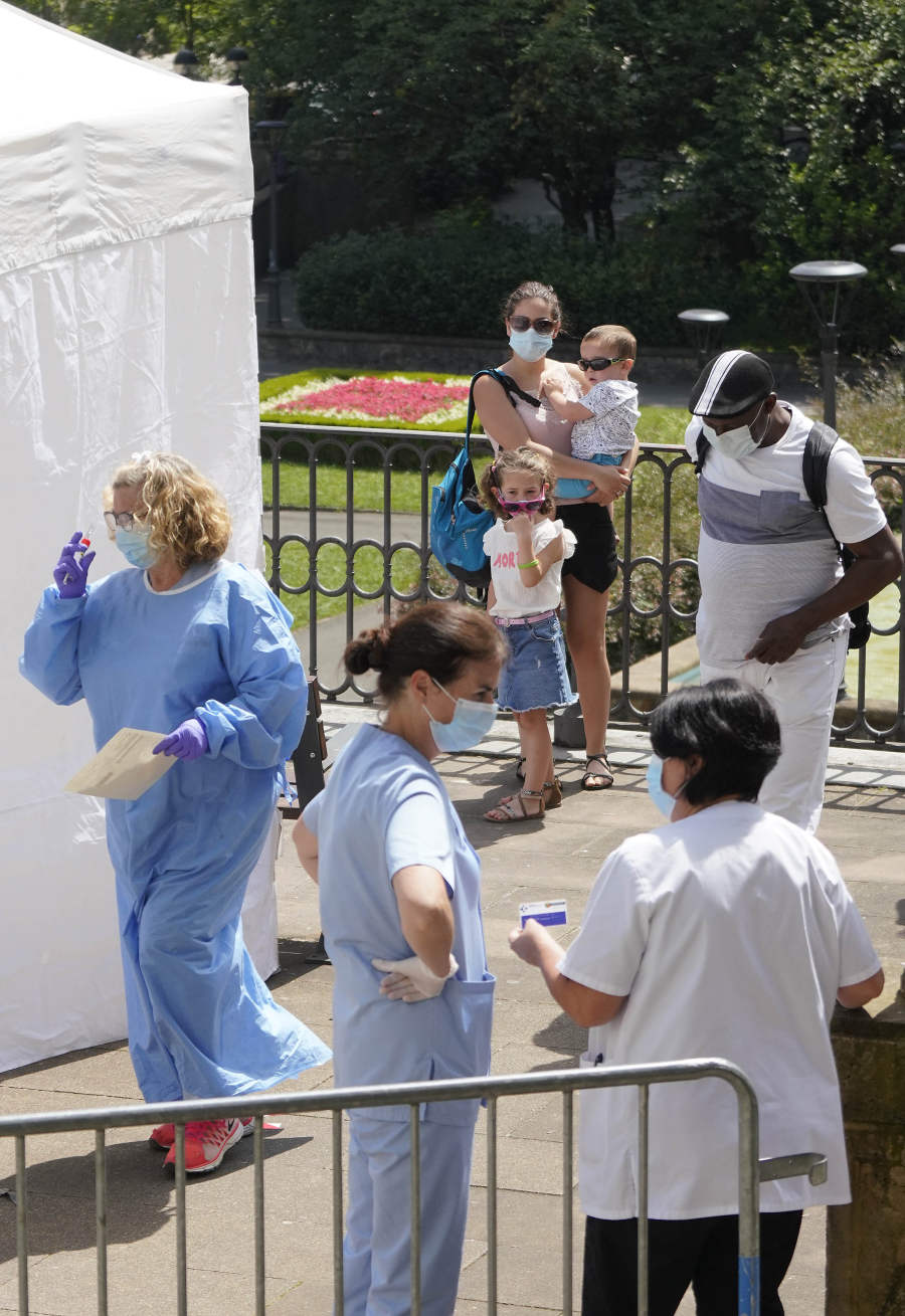 El foco de Ordizia suma un total de 48 contagios, más de la mitad residentes en el municipio, lo que ha llevado decretar el uso obligatorio de la mascarilla entre los vecinos de esta localidad guipuzcoana, también al aire libre, en vísperas de las elecciones del domingo, cuya seguridad está garantizada, según el Gobierno Vasco.