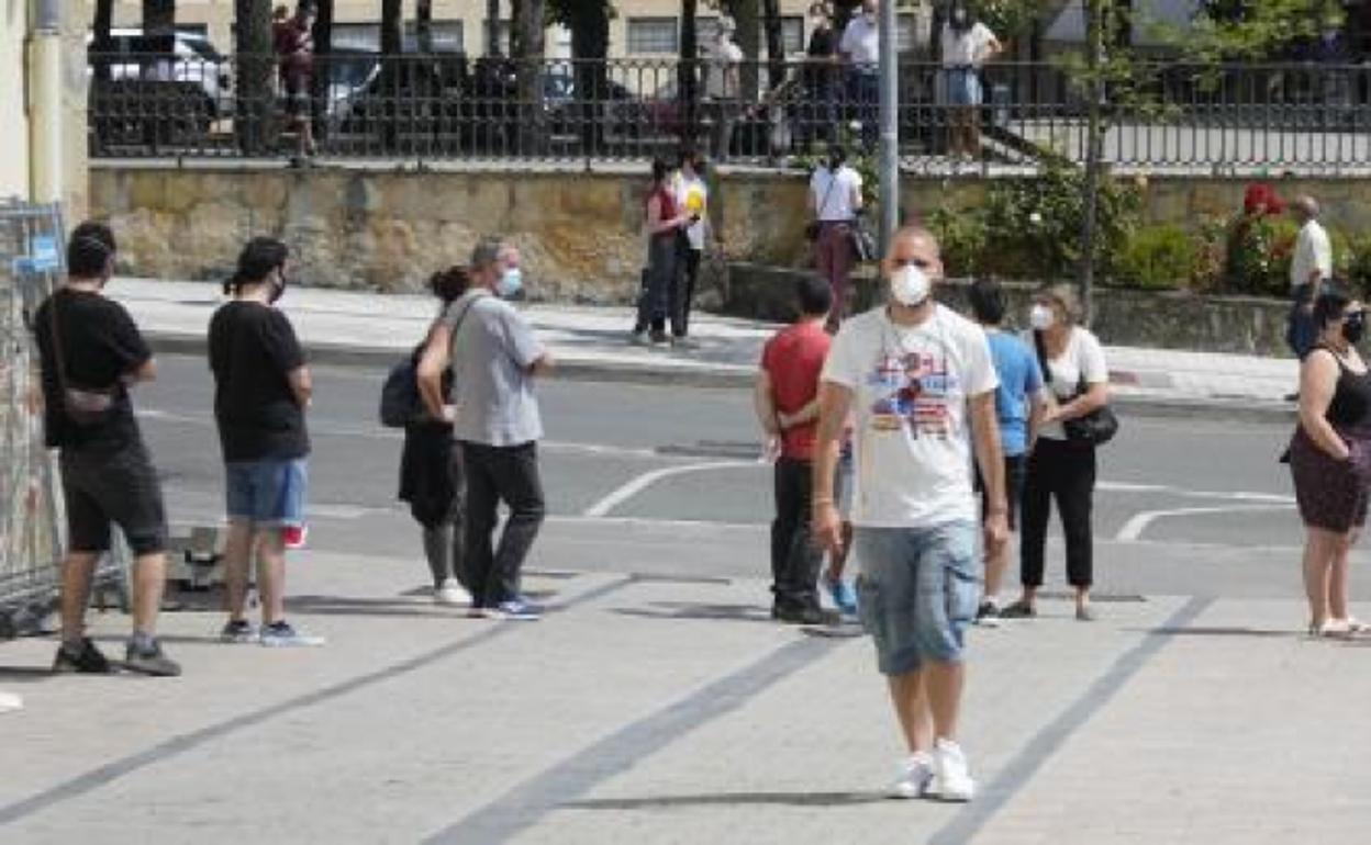 Vecinos de Ordizia con mascarillas, que serán sus compañeras constantes a partir de ahora