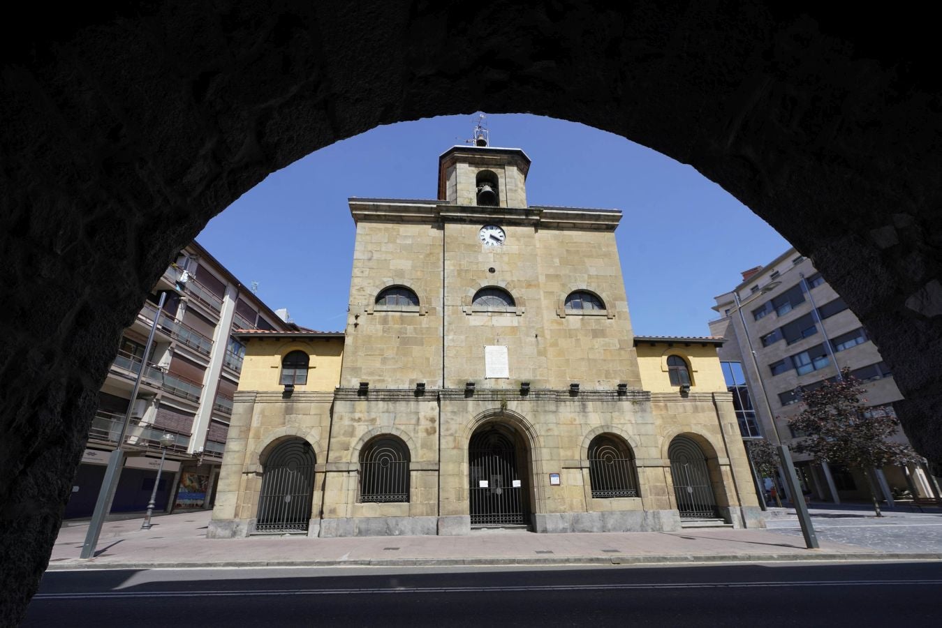 Lasarte-Oria. Ubicado estratégicamente entre las cuencas del Urumea y del Oria, formó parte de San Sebastián y después pasó a ser un barrio de Hernani. Es independiente desde 1986.