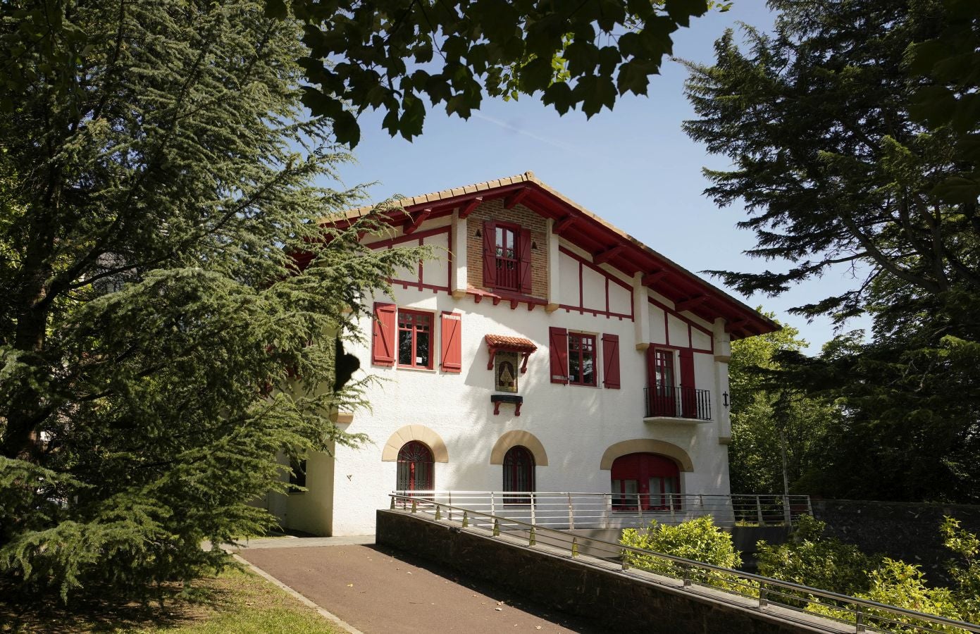 Lasarte-Oria. Ubicado estratégicamente entre las cuencas del Urumea y del Oria, formó parte de San Sebastián y después pasó a ser un barrio de Hernani. Es independiente desde 1986.