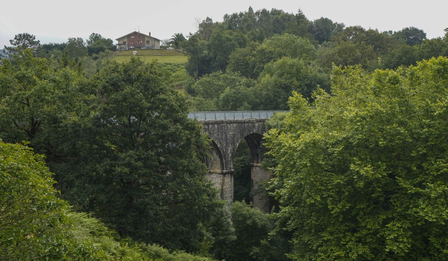 Lasarte-Oria. Ubicado estratégicamente entre las cuencas del Urumea y del Oria, formó parte de San Sebastián y después pasó a ser un barrio de Hernani. Es independiente desde 1986.