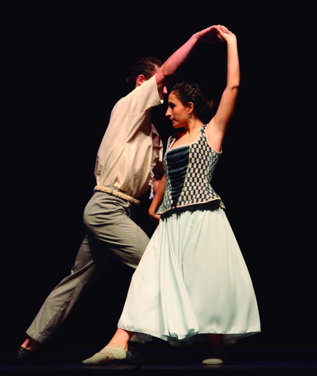 Dos bailarines de Kresala, durante el espectáculo. 