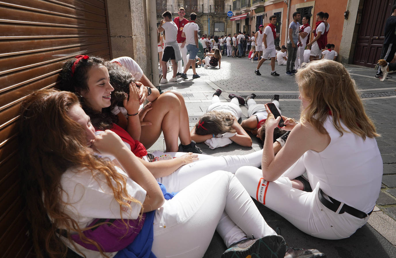 Sus tres patronos (que solo son dos) protegen a los amantes, los peregrinos y los visitantes de la ciudad del Arga. Entre plátanos, cerca del río, Gora San Fermín, Viva San Saturnino, Adelante San Cernín