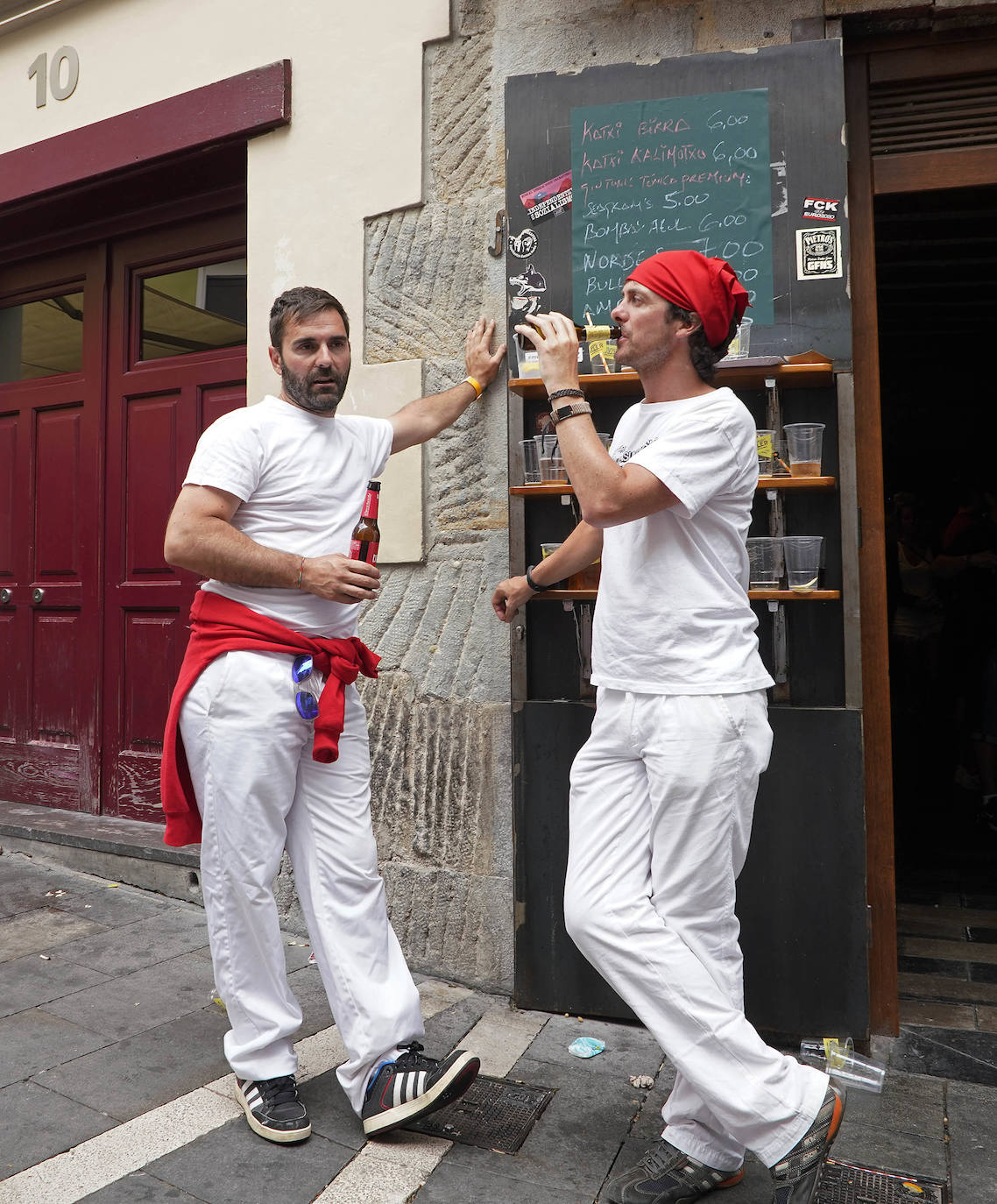 Sus tres patronos (que solo son dos) protegen a los amantes, los peregrinos y los visitantes de la ciudad del Arga. Entre plátanos, cerca del río, Gora San Fermín, Viva San Saturnino, Adelante San Cernín