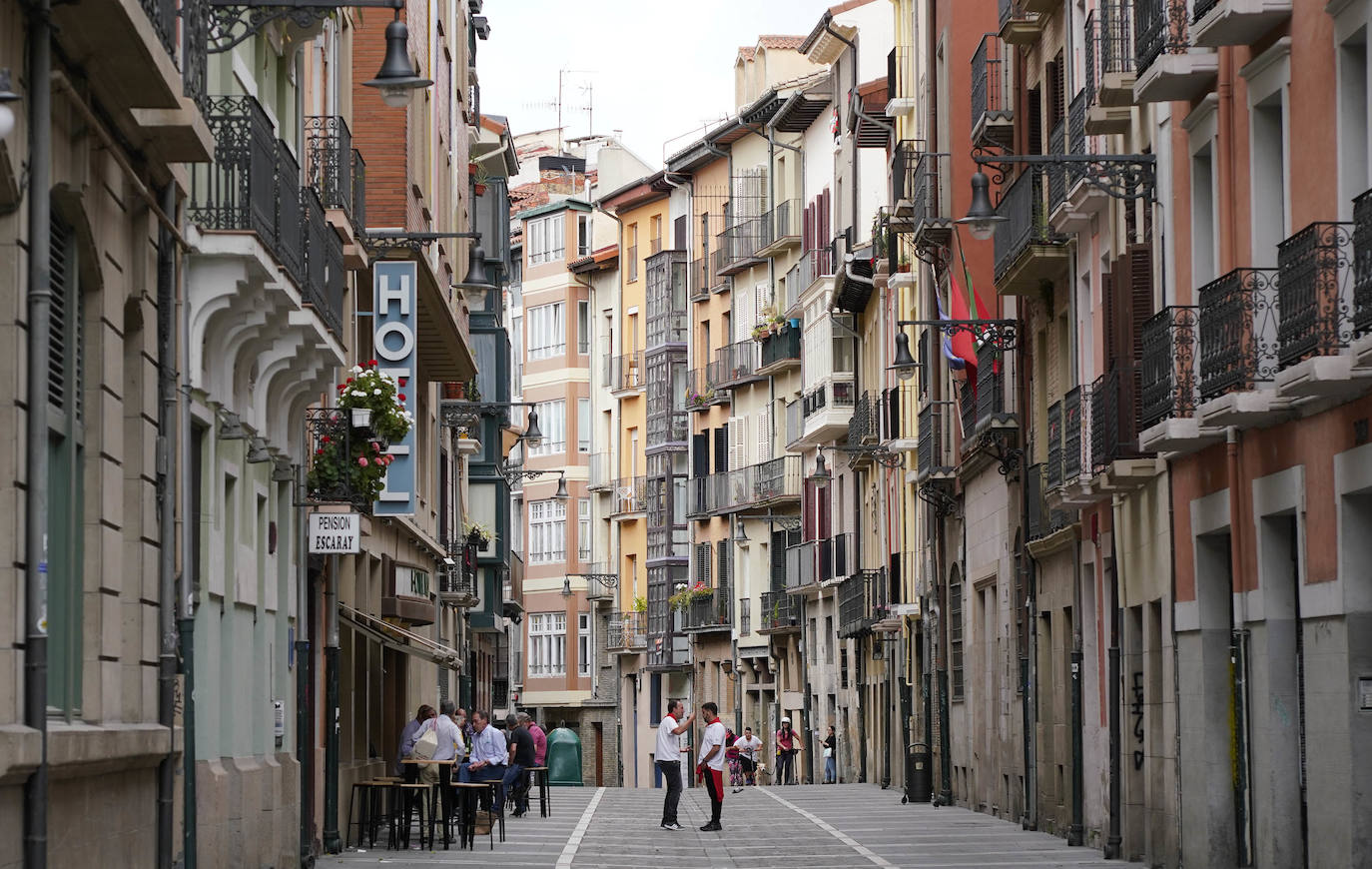 Sus tres patronos (que solo son dos) protegen a los amantes, los peregrinos y los visitantes de la ciudad del Arga. Entre plátanos, cerca del río, Gora San Fermín, Viva San Saturnino, Adelante San Cernín