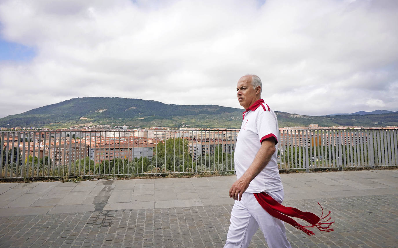 Sus tres patronos (que solo son dos) protegen a los amantes, los peregrinos y los visitantes de la ciudad del Arga. Entre plátanos, cerca del río, Gora San Fermín, Viva San Saturnino, Adelante San Cernín