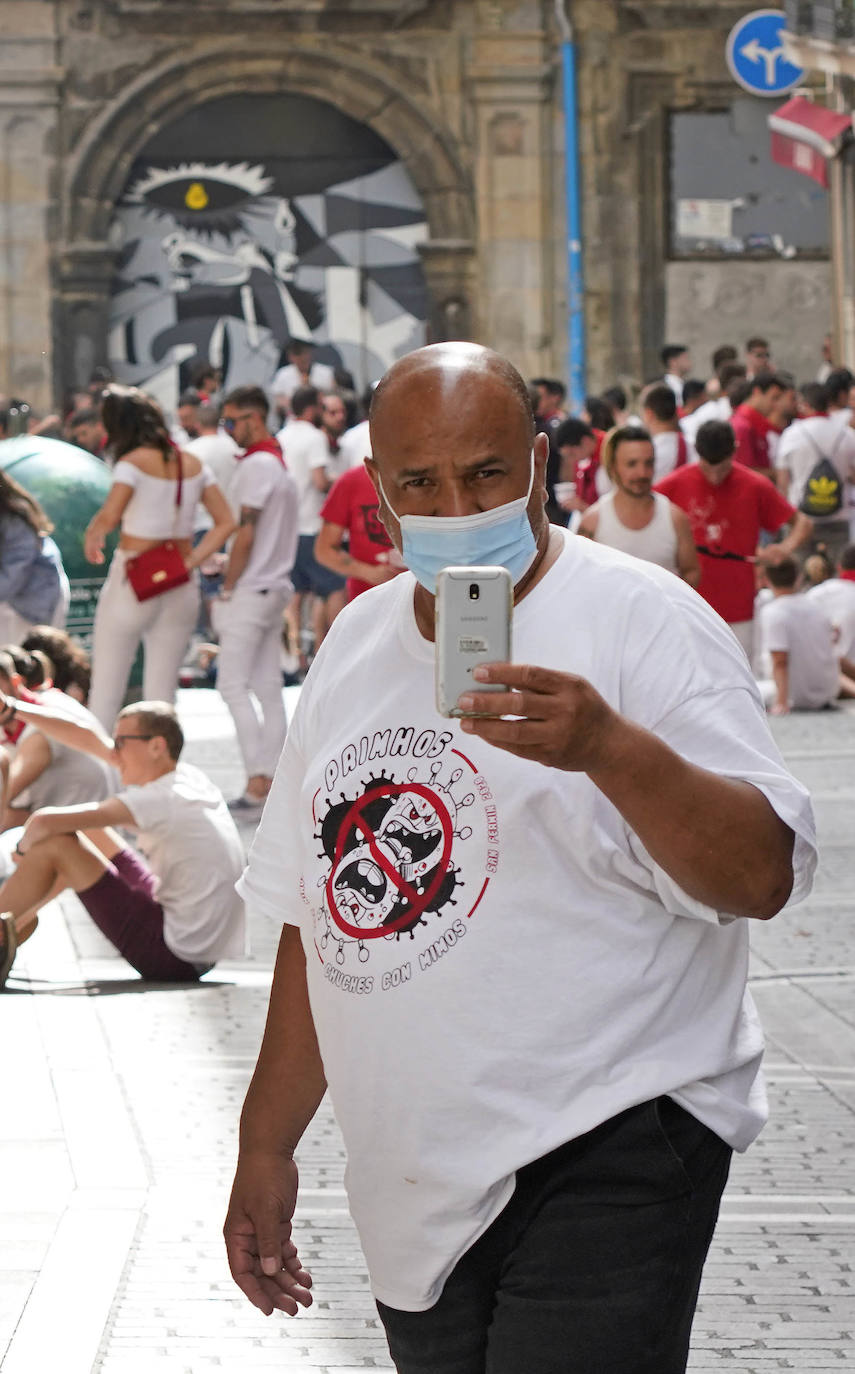 Sus tres patronos (que solo son dos) protegen a los amantes, los peregrinos y los visitantes de la ciudad del Arga. Entre plátanos, cerca del río, Gora San Fermín, Viva San Saturnino, Adelante San Cernín
