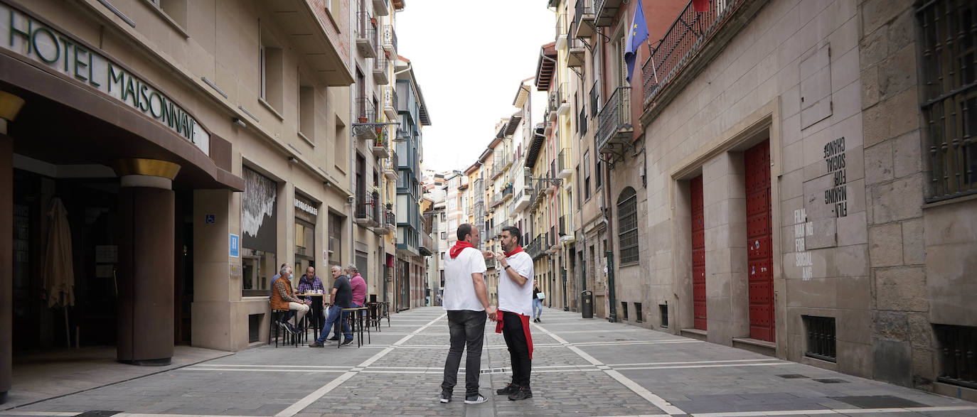 Sus tres patronos (que solo son dos) protegen a los amantes, los peregrinos y los visitantes de la ciudad del Arga. Entre plátanos, cerca del río, Gora San Fermín, Viva San Saturnino, Adelante San Cernín