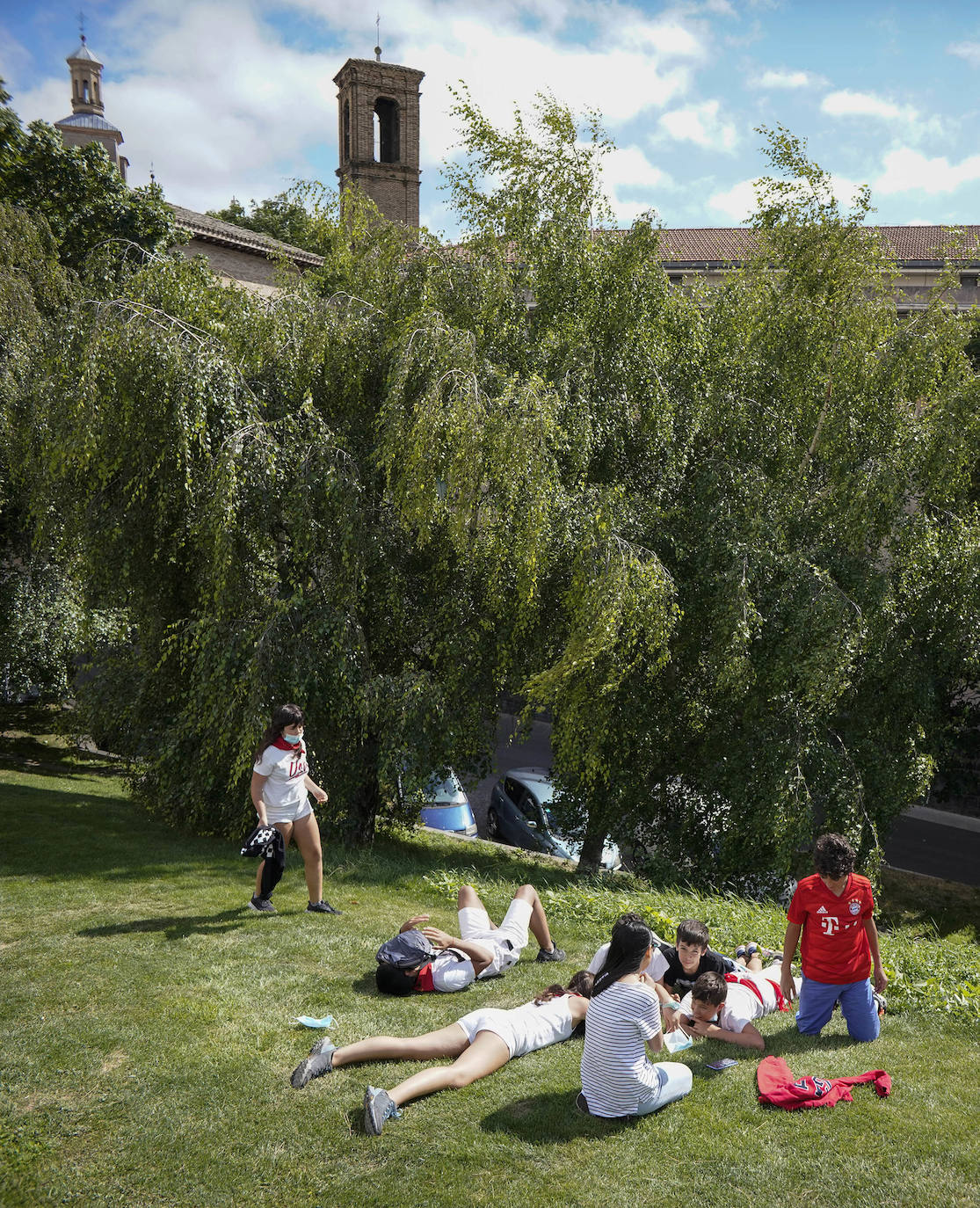 Sus tres patronos (que solo son dos) protegen a los amantes, los peregrinos y los visitantes de la ciudad del Arga. Entre plátanos, cerca del río, Gora San Fermín, Viva San Saturnino, Adelante San Cernín