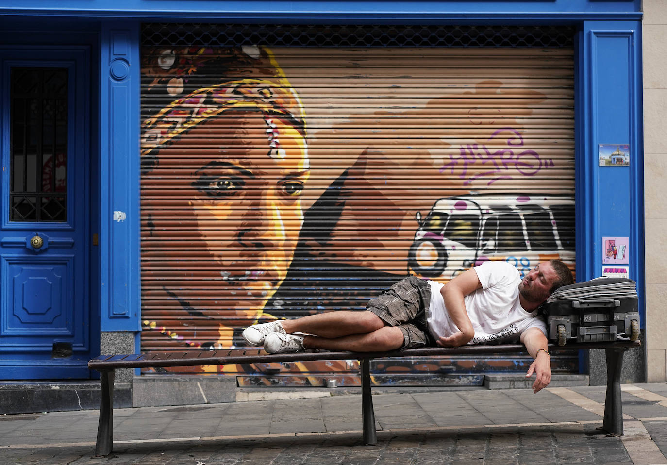 Sus tres patronos (que solo son dos) protegen a los amantes, los peregrinos y los visitantes de la ciudad del Arga. Entre plátanos, cerca del río, Gora San Fermín, Viva San Saturnino, Adelante San Cernín