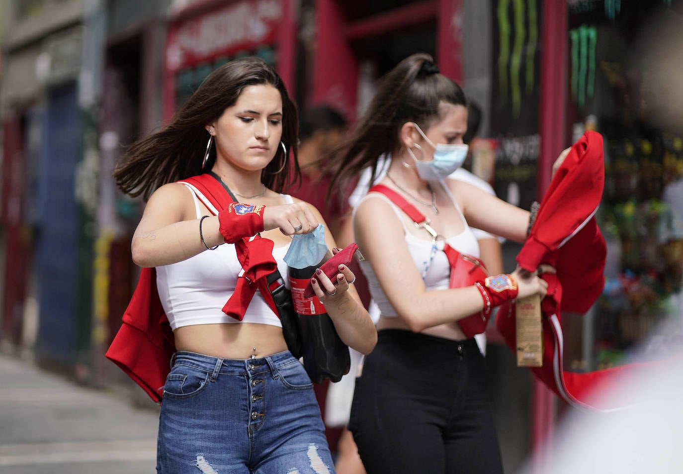 Sus tres patronos (que solo son dos) protegen a los amantes, los peregrinos y los visitantes de la ciudad del Arga. Entre plátanos, cerca del río, Gora San Fermín, Viva San Saturnino, Adelante San Cernín