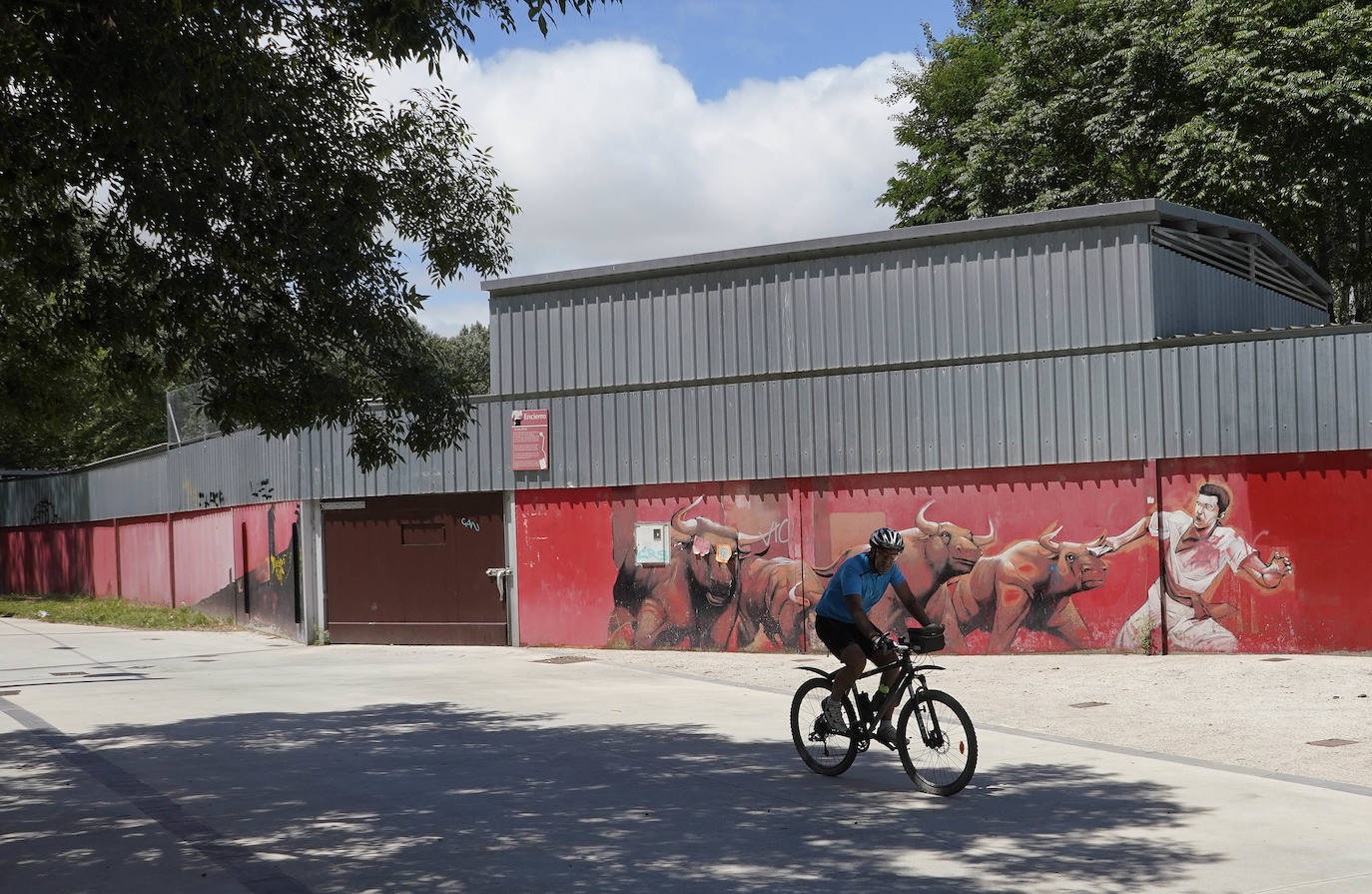 Sus tres patronos (que solo son dos) protegen a los amantes, los peregrinos y los visitantes de la ciudad del Arga. Entre plátanos, cerca del río, Gora San Fermín, Viva San Saturnino, Adelante San Cernín