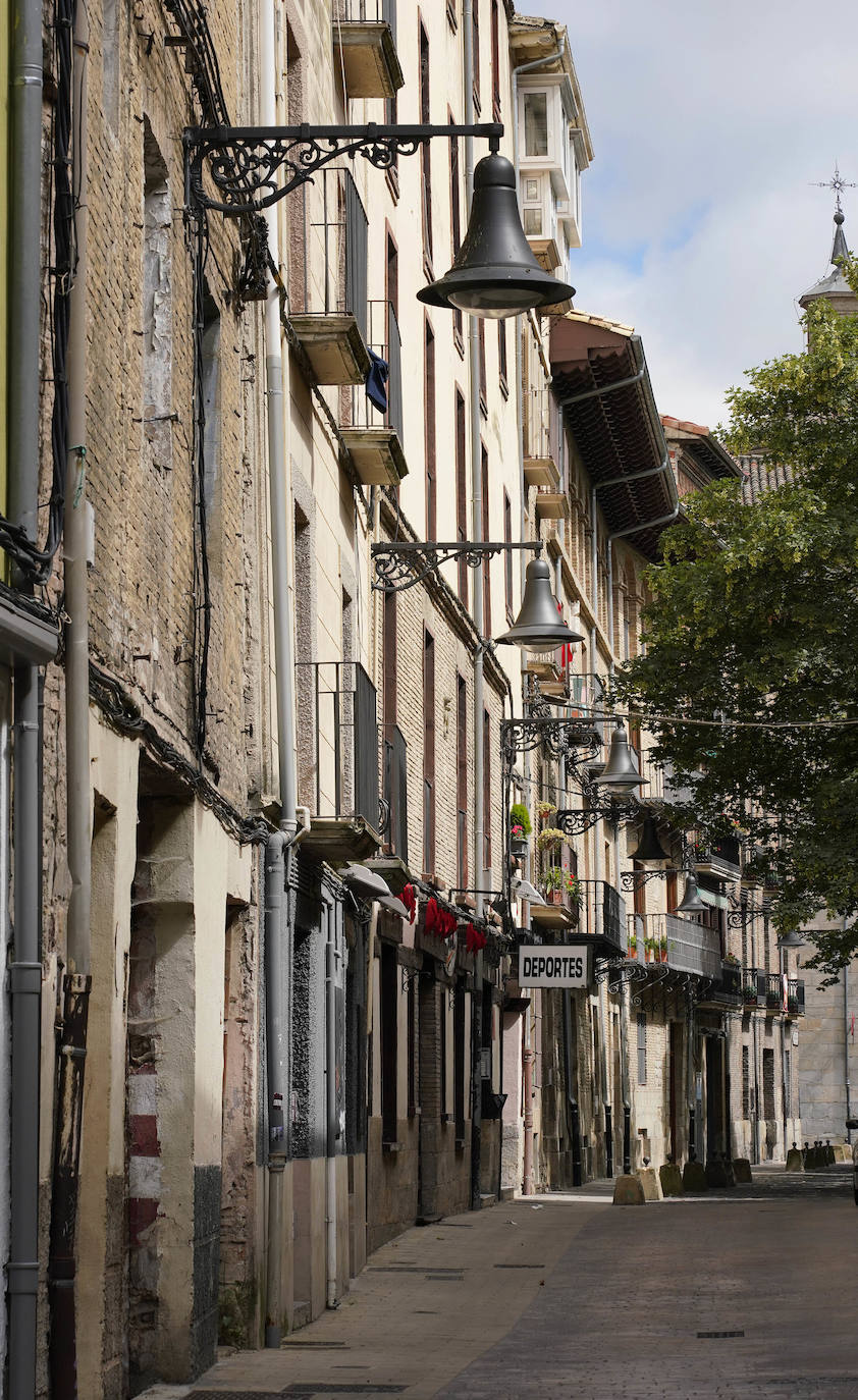 Sus tres patronos (que solo son dos) protegen a los amantes, los peregrinos y los visitantes de la ciudad del Arga. Entre plátanos, cerca del río, Gora San Fermín, Viva San Saturnino, Adelante San Cernín