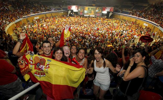 Imagen principal - La alegría desbordó las ciudades españolas. 