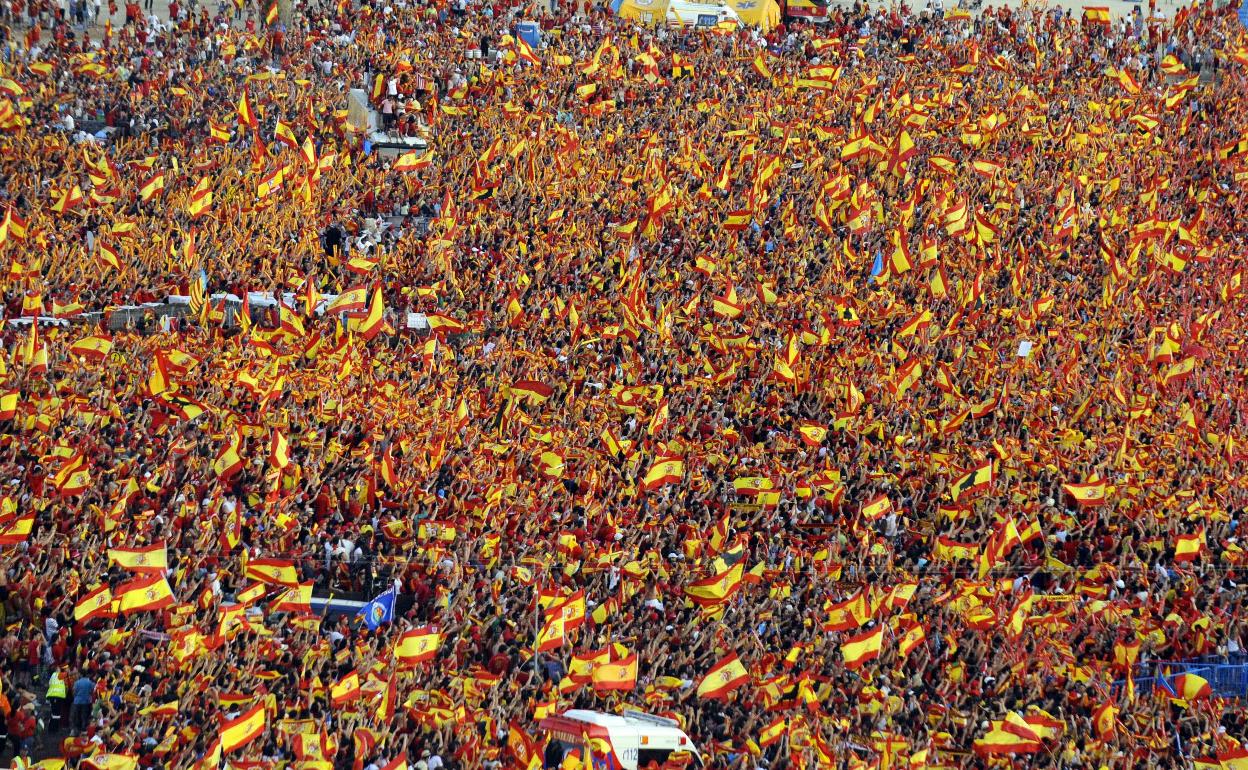 Una marea humana celebra el Mundial de Sudáfrica en Madrid. 