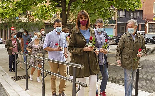 Idoia Mendia, con Patxi López y Alfonso Gil, en la ofrenda floral por los 134 años de la constitución de la primera agrupación socialista de Bilbao.