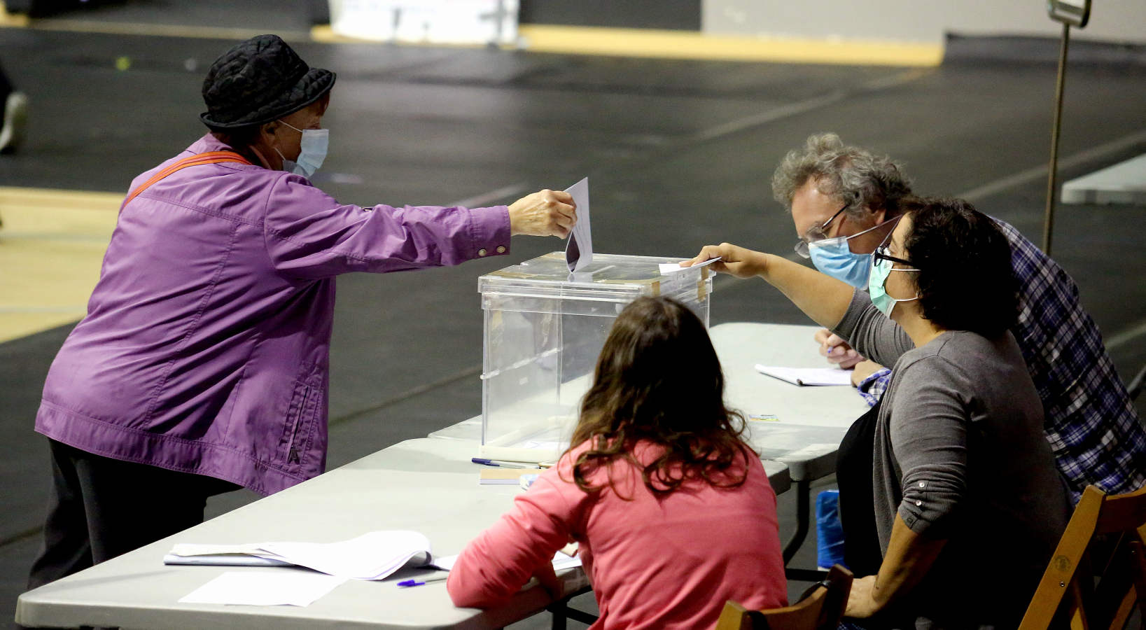 Mascarillas, gel y paraguas: así se vota en tiempos de pandemia