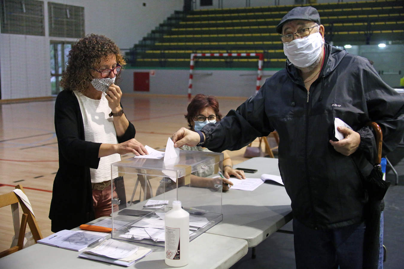 Mascarillas, gel y paraguas: así se vota en tiempos de pandemia