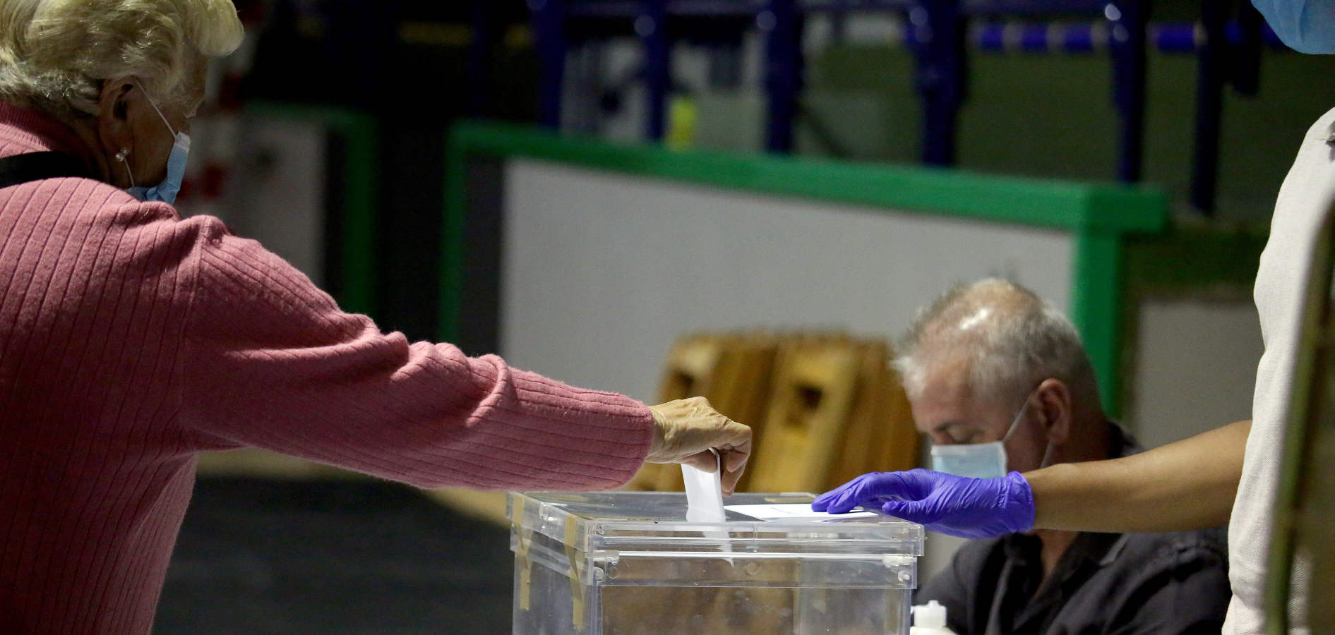 Mascarillas, gel y paraguas: así se vota en tiempos de pandemia