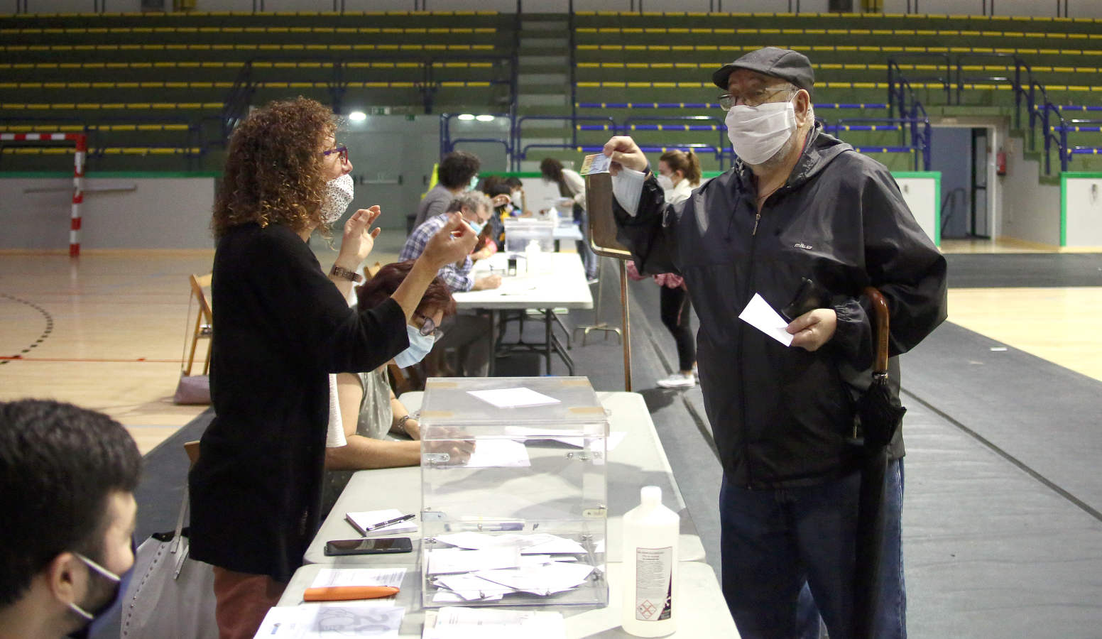 Mascarillas, gel y paraguas: así se vota en tiempos de pandemia