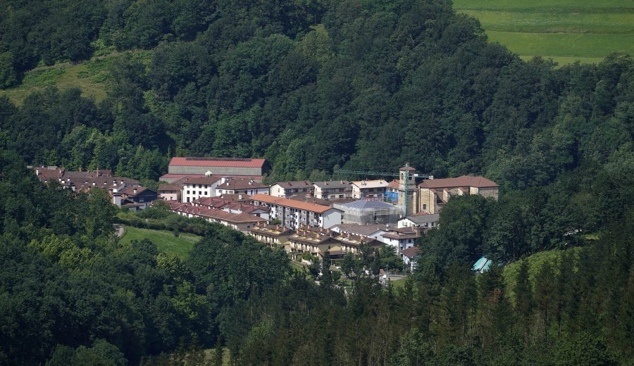 Ambas localidades ofrecen grandes vistas, como la de este caserío de Zaldibia. 