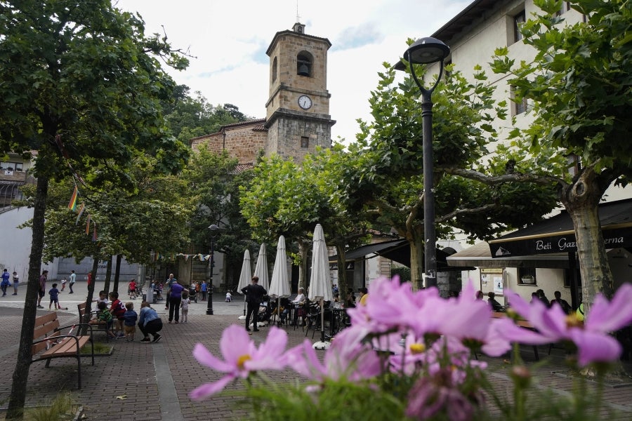 Ambas localidades ofrecen grandes vistas, como la de este caserío de Zaldibia. 