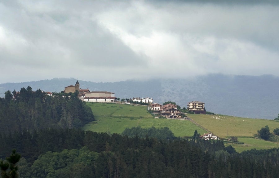 Ambas localidades ofrecen grandes vistas, como la de este caserío de Zaldibia. 