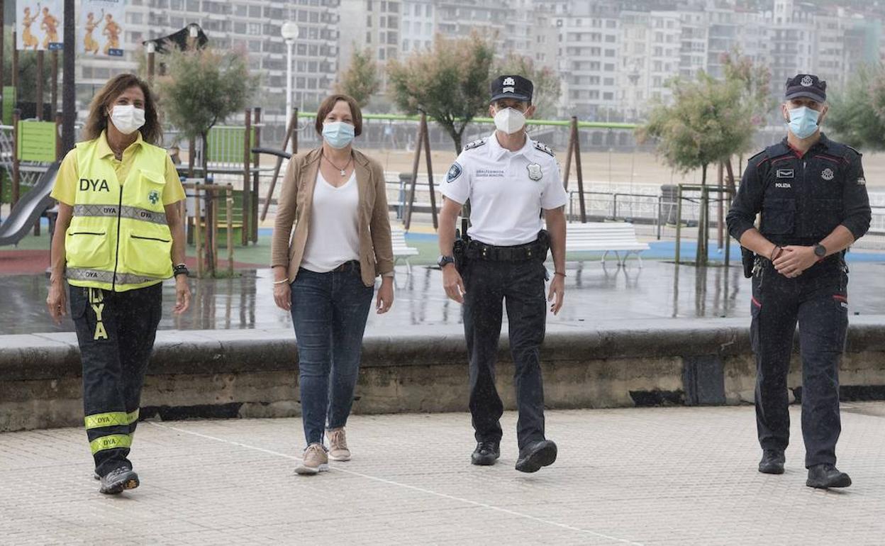 Irene Tapia, Carmen Alzugaray, Gonzalo Valencia y Mikel, en la terraza del Ayuntamiento de Donostia.