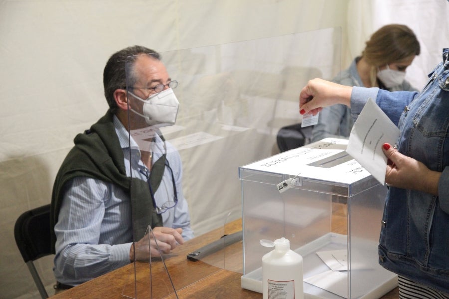 Las diez mesas electorales del municipio guipuzcoano, que sufre desde hace días un brote de covid-19 que afecta a 70 casos positivos, han sido constituidas con normalidad y los primeros vecinos ya han depositado su voto. Con motivo de la pandemia, el Ayuntamiento ha reforzado las medidas para garantizar la seguridad de los 6.996 vecinos llamados a votar. 