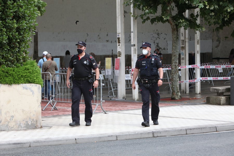 Las diez mesas electorales del municipio guipuzcoano, que sufre desde hace días un brote de covid-19 que afecta a 70 casos positivos, han sido constituidas con normalidad y los primeros vecinos ya han depositado su voto. Con motivo de la pandemia, el Ayuntamiento ha reforzado las medidas para garantizar la seguridad de los 6.996 vecinos llamados a votar. 