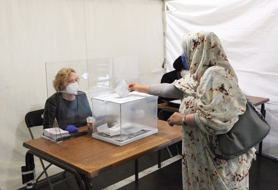 Las diez mesas electorales del municipio guipuzcoano, que sufre desde hace días un brote de covid-19 que afecta a 70 casos positivos, han sido constituidas con normalidad y los primeros vecinos ya han depositado su voto. Con motivo de la pandemia, el Ayuntamiento ha reforzado las medidas para garantizar la seguridad de los 6.996 vecinos llamados a votar. 