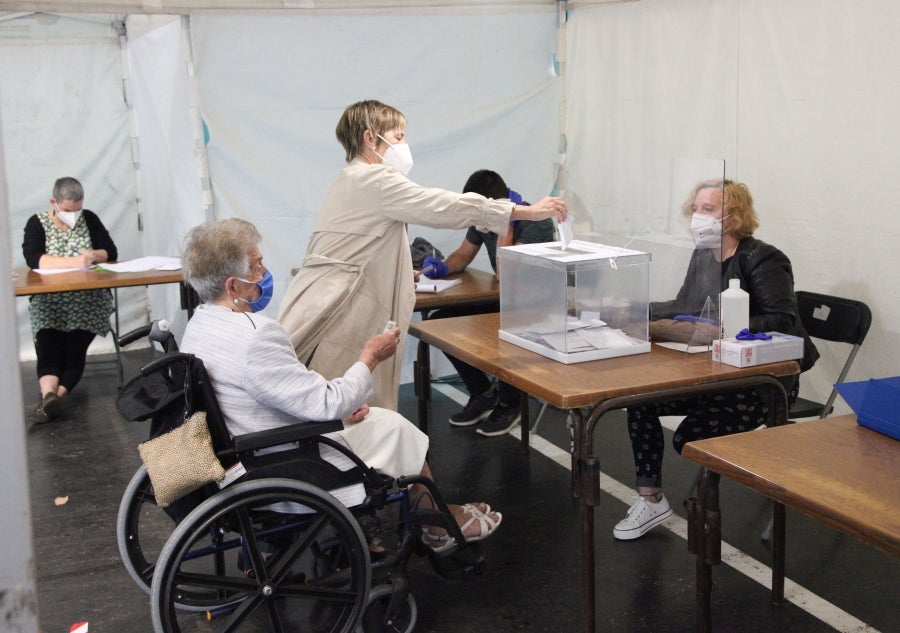 Las diez mesas electorales del municipio guipuzcoano, que sufre desde hace días un brote de covid-19 que afecta a 70 casos positivos, han sido constituidas con normalidad y los primeros vecinos ya han depositado su voto. Con motivo de la pandemia, el Ayuntamiento ha reforzado las medidas para garantizar la seguridad de los 6.996 vecinos llamados a votar. 