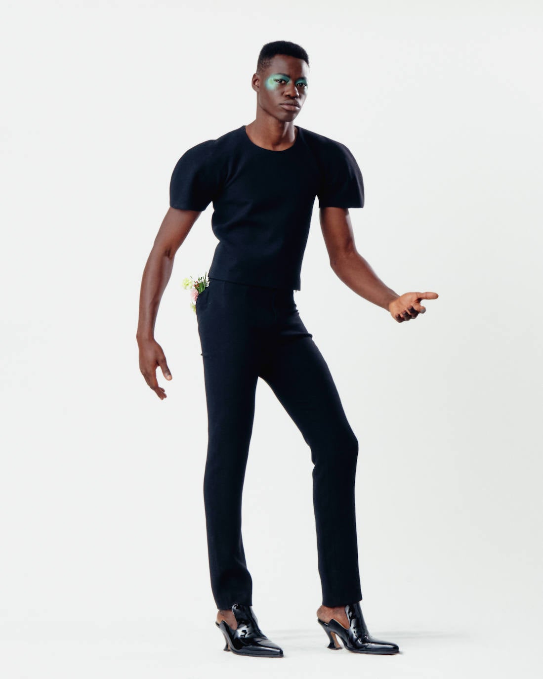 Palomo Spain rinde homenaje al esplendor de la Haute Couture en los años 1950 y 1960 y a sus grandes casas parisinas en una vuelta a los orígenes y a la manufactura de calidad y local. La colección SS21 The Rehearsal se ha confeccionado con una filosofía upcycling, a partir de materiales de archivo con un equipo de taller muy reducido y en tiempo récord debido al contexto actual