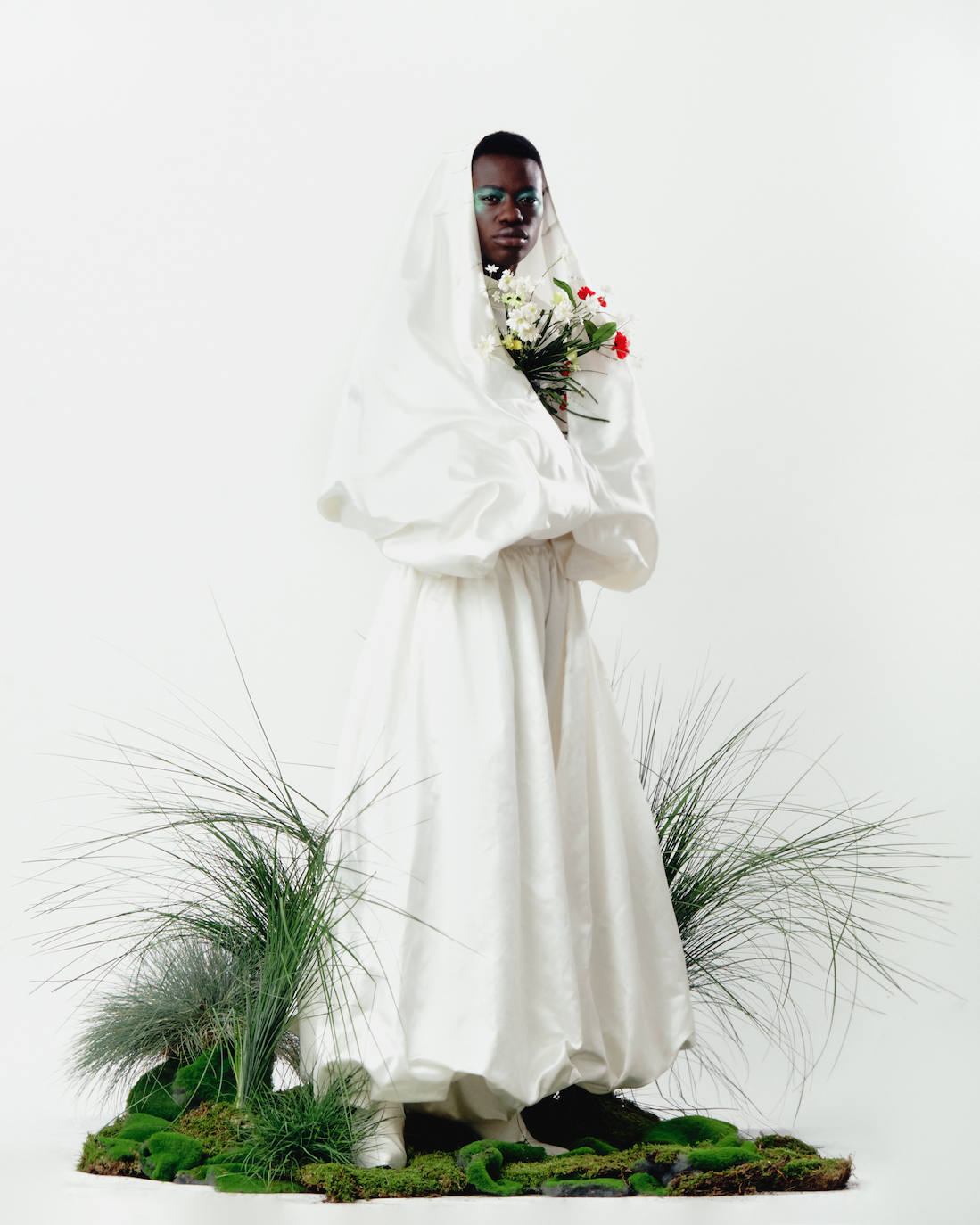 Palomo Spain rinde homenaje al esplendor de la Haute Couture en los años 1950 y 1960 y a sus grandes casas parisinas en una vuelta a los orígenes y a la manufactura de calidad y local. La colección SS21 The Rehearsal se ha confeccionado con una filosofía upcycling, a partir de materiales de archivo con un equipo de taller muy reducido y en tiempo récord debido al contexto actual