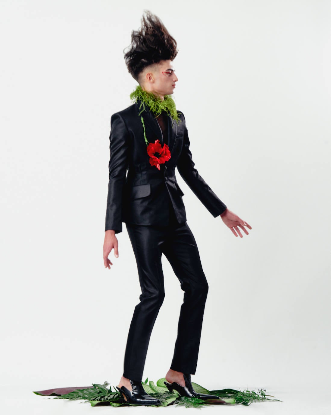 Palomo Spain rinde homenaje al esplendor de la Haute Couture en los años 1950 y 1960 y a sus grandes casas parisinas en una vuelta a los orígenes y a la manufactura de calidad y local. La colección SS21 The Rehearsal se ha confeccionado con una filosofía upcycling, a partir de materiales de archivo con un equipo de taller muy reducido y en tiempo récord debido al contexto actual