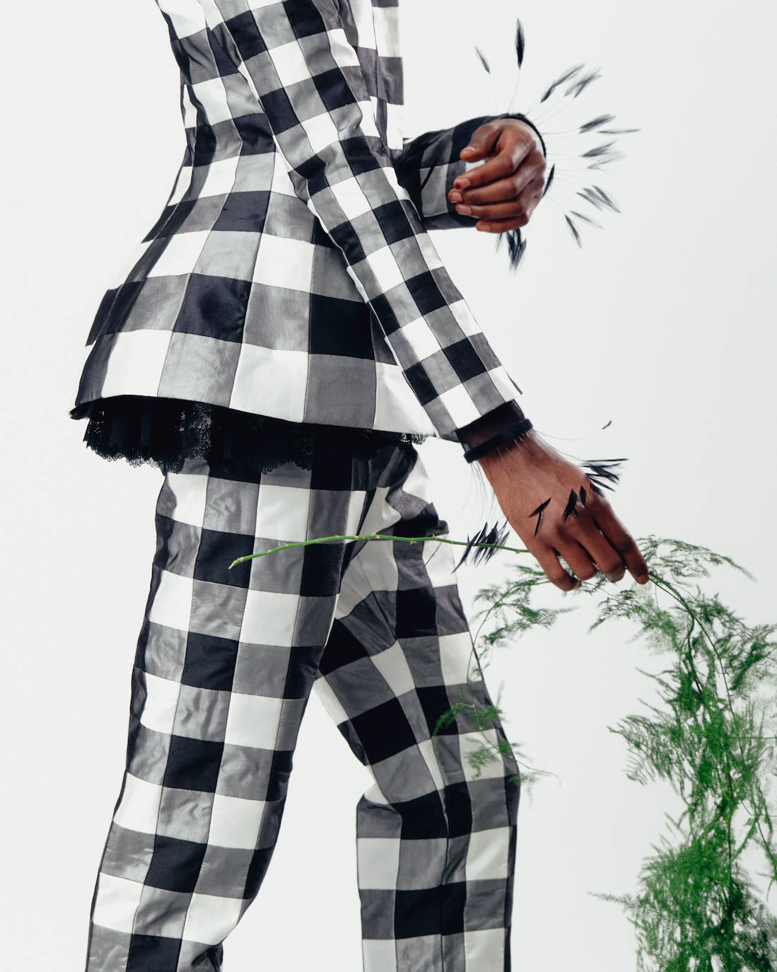 Palomo Spain rinde homenaje al esplendor de la Haute Couture en los años 1950 y 1960 y a sus grandes casas parisinas en una vuelta a los orígenes y a la manufactura de calidad y local. La colección SS21 The Rehearsal se ha confeccionado con una filosofía upcycling, a partir de materiales de archivo con un equipo de taller muy reducido y en tiempo récord debido al contexto actual