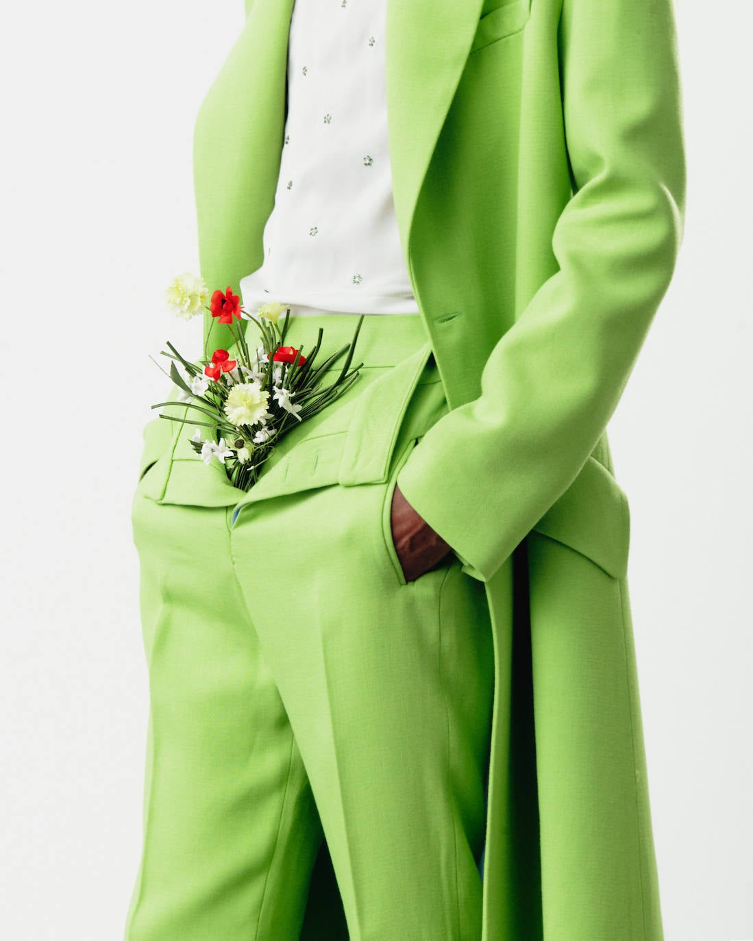 Palomo Spain rinde homenaje al esplendor de la Haute Couture en los años 1950 y 1960 y a sus grandes casas parisinas en una vuelta a los orígenes y a la manufactura de calidad y local. La colección SS21 The Rehearsal se ha confeccionado con una filosofía upcycling, a partir de materiales de archivo con un equipo de taller muy reducido y en tiempo récord debido al contexto actual