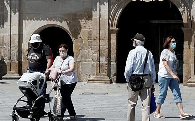 Sánchez analiza con Illa y Simón el centenar de brotes de Covid-19