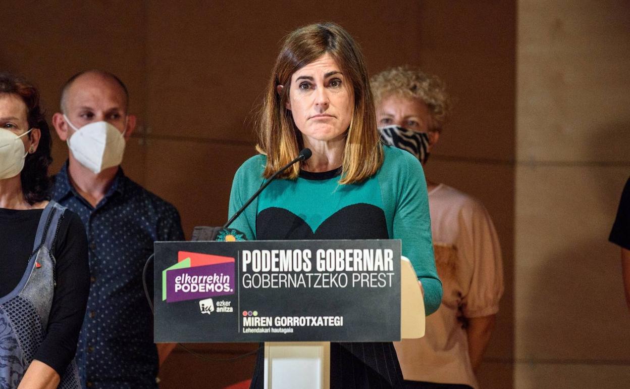 La candidata a lehendakari de Elkarrekin Podemos-IU, Miren Gorrotxategi, durante la noche electoral.