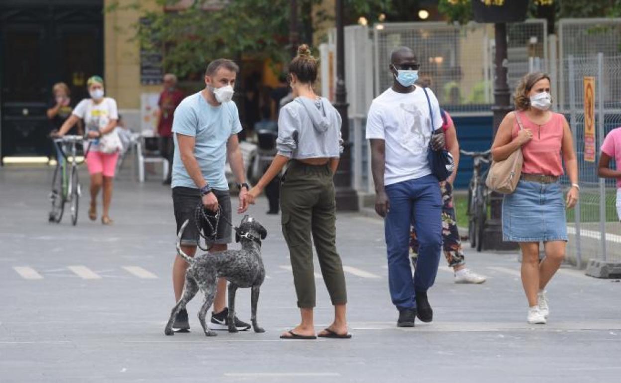 Peatones con mascarilla por las calles de Donostia.
