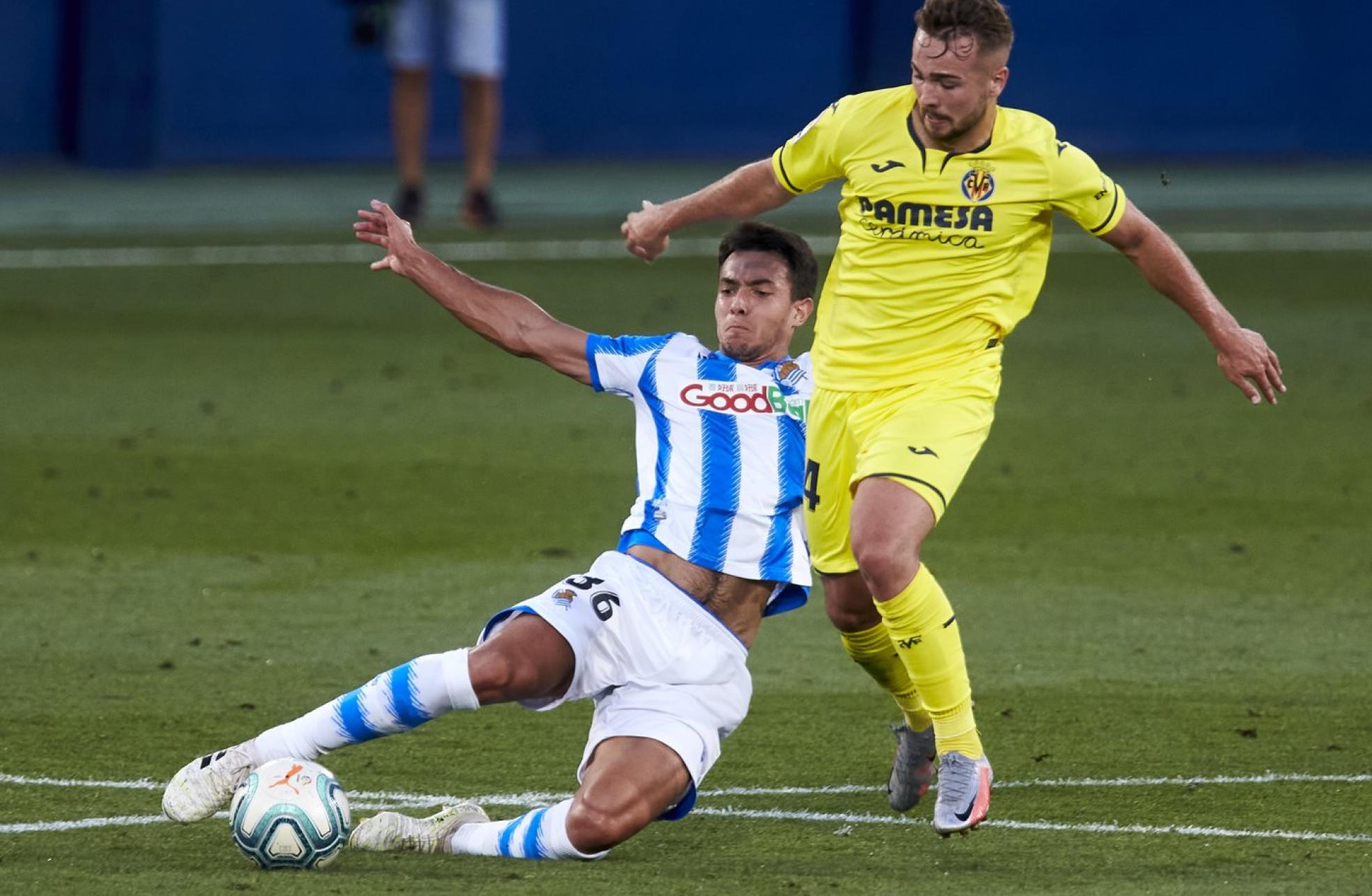 Zubimendi corta un balónque quería jugar Ontiverosen el medio campo. 
