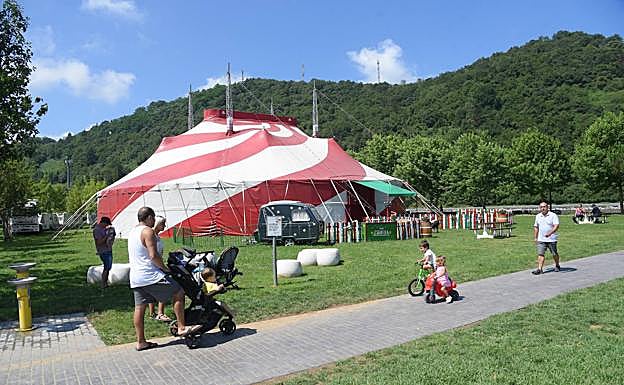 Imagen principal - Gure Zirkua, a punto para la temporada más atípica en Orio