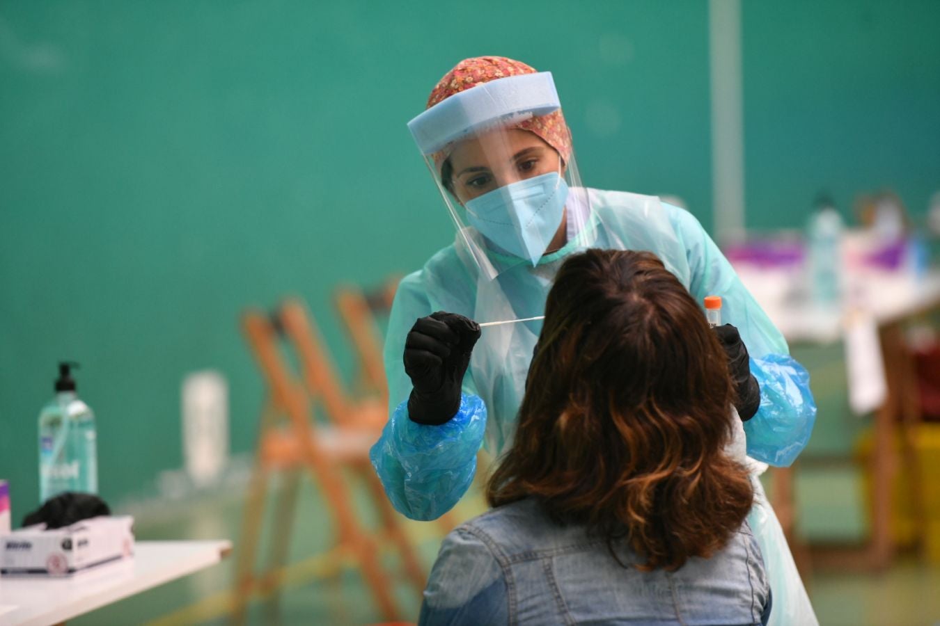 Vecinos de Getaria y de Costa Urola se están realizando la prueba PCR para tratar de evitar la transmisión comunitario del virus tras varios casos que, al parecer, tuvieron su origen en el bar Politena.