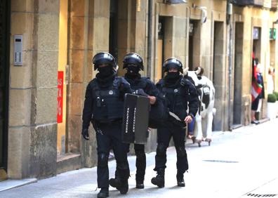 Imagen secundaria 1 - Un hombre se entrega a la Ertzaintza después de atrincherarse en su vivienda de la calle Mayor de Donostia con un arma durante una hora