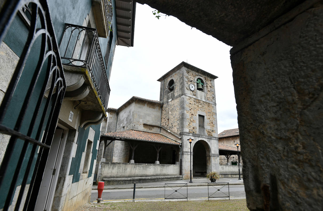 Enclavada en el valle del Kilimon, paraíso de los epeleólogos, y protegida por las sierras de Arno e Izarraitz, Mendaro es conocida por sus chocolates artesanales.