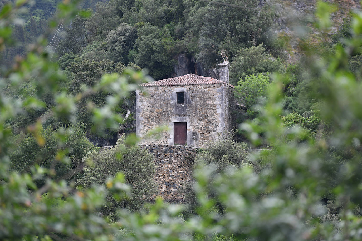 Enclavada en el valle del Kilimon, paraíso de los epeleólogos, y protegida por las sierras de Arno e Izarraitz, Mendaro es conocida por sus chocolates artesanales.