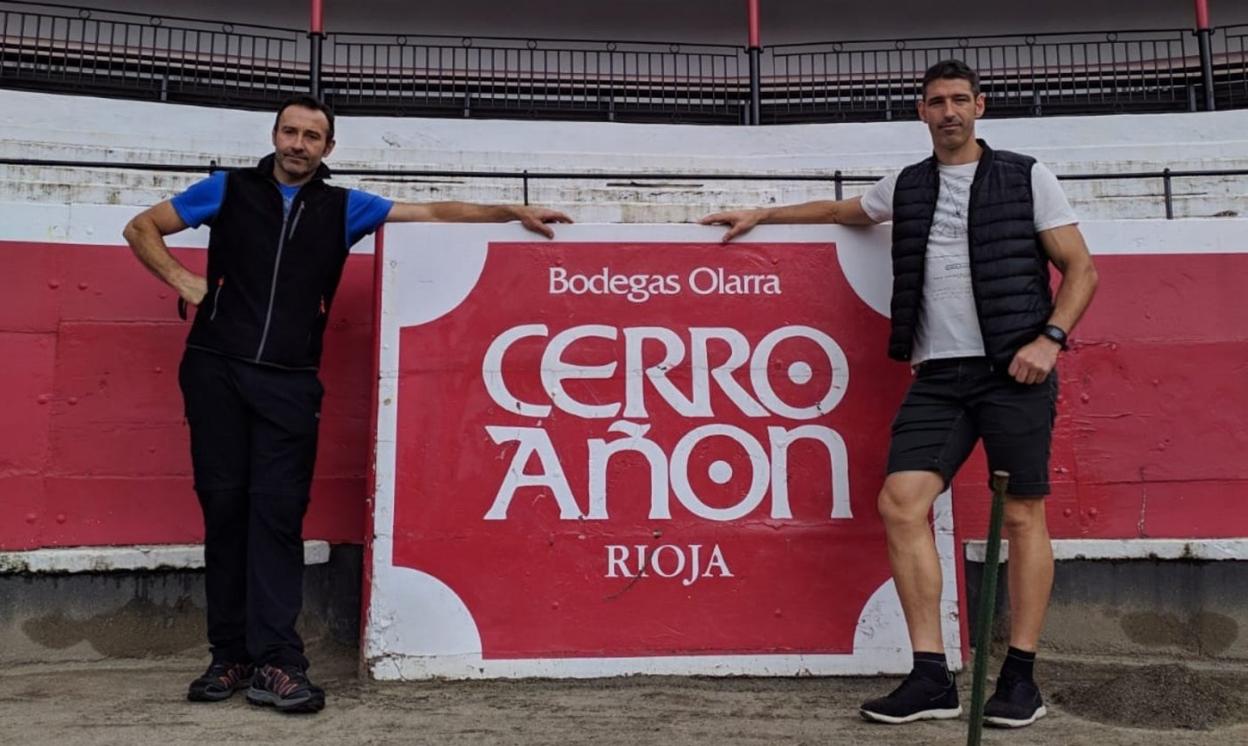 Aizperro y Peñagarikano, ayer delante de un burladero de la plaza de toros de Azpeitia, donde miden el sábado sus fuerzas. 