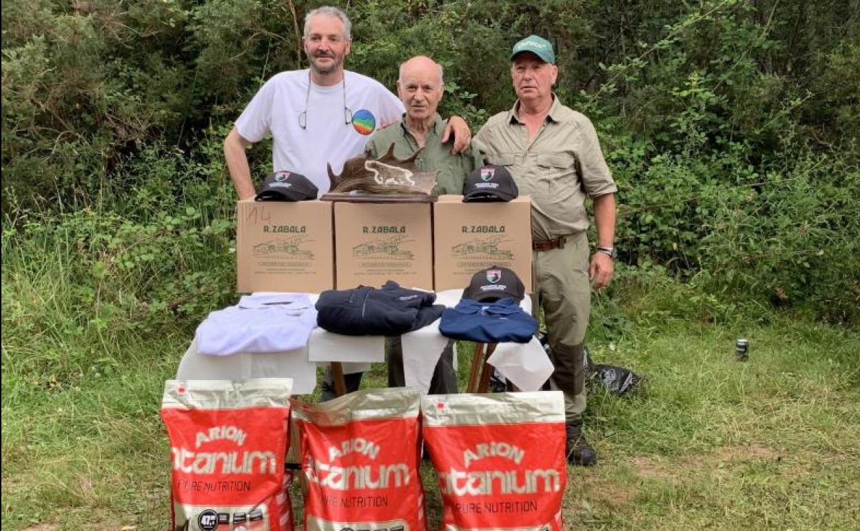 Los últimos ganadores, con sus respectivos trofeos y premios. 
