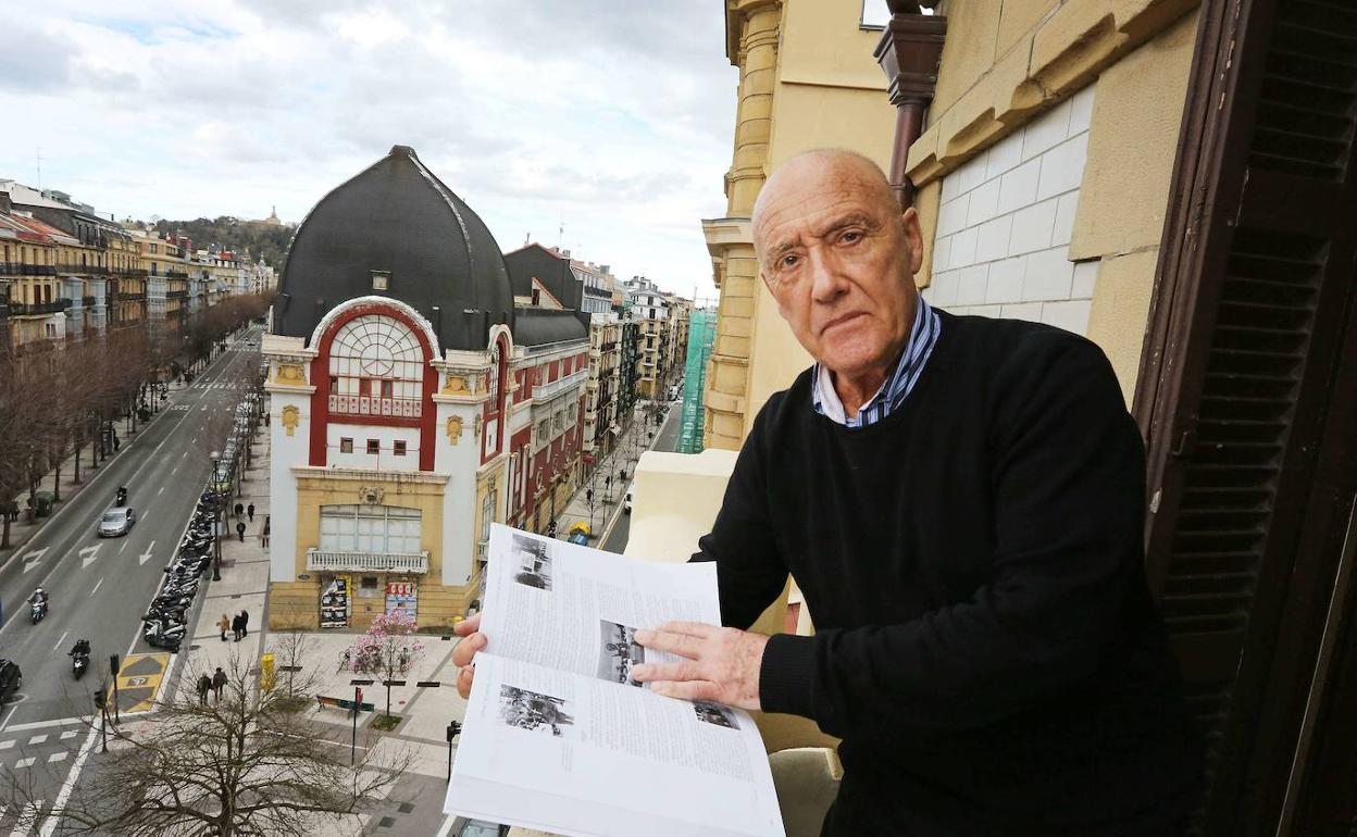 Rafael Aguirre Franco en su domicilio con el libro 'Donostia-San Sebastián 1813-2013. El bicenenario del incendio y reconstrucción de la ciudad'. 